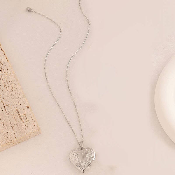 Locket Heart Necklace: Silver